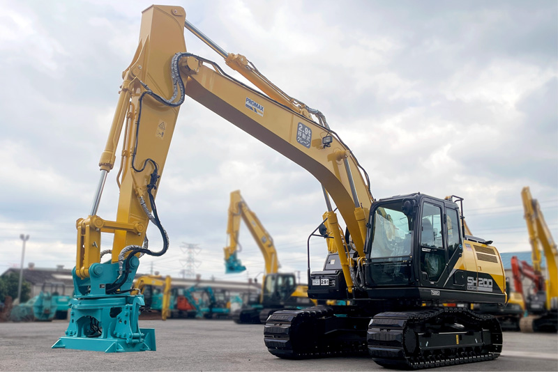 バックホー 敷鉄板マグネット装着機（SH200-7）