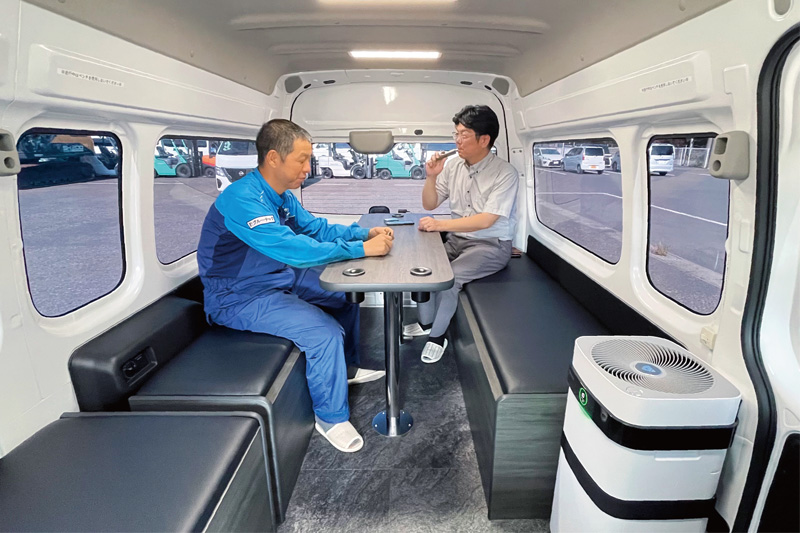 喫煙するカー（3人乗り）4WD6